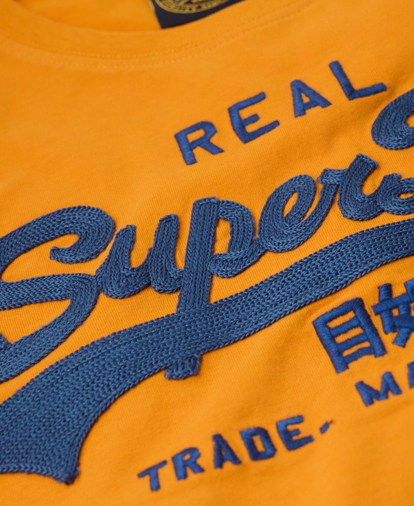 getailleerd t-shirt met geborduurd vintage logo in track gold