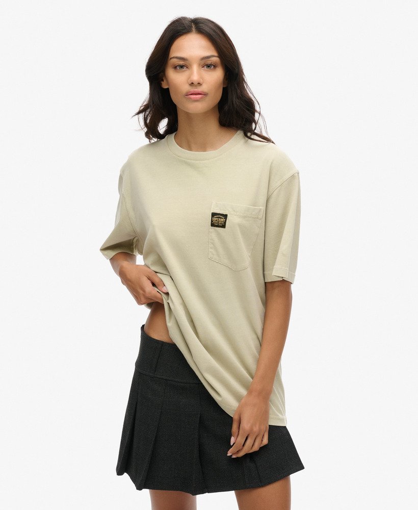 oversized t-shirt met contrasterende stiksels op de borstzak in gewassen pelikaanbeige.