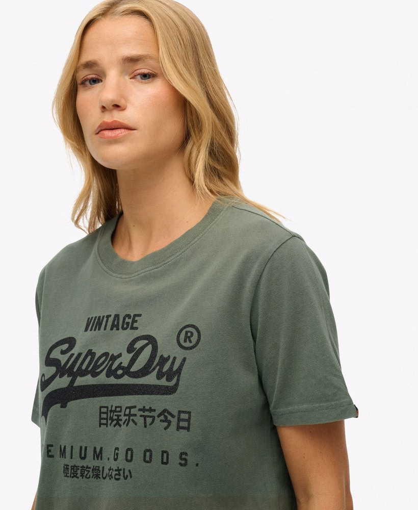 Een relaxed T-shirt met een vintage logo en versieringen.