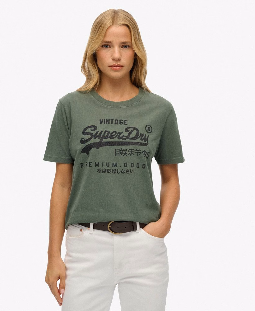 Een relaxed T-shirt met een vintage logo en versieringen.