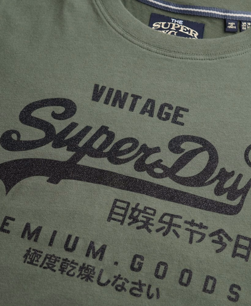 Een relaxed T-shirt met een vintage logo en versieringen.