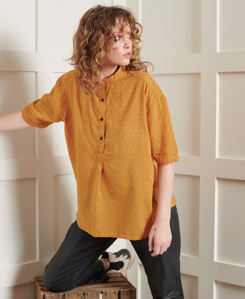 blouse met henley-kraag in beperkte oplage met kurkuma-textuur.