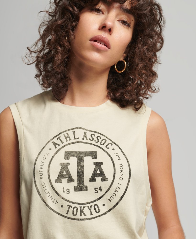 vintage tanktop met collegeprint in havermoutkleur.