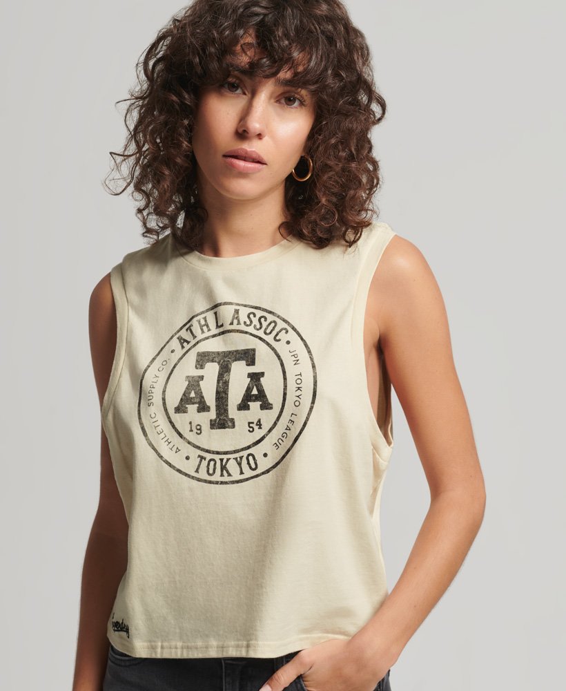 vintage tanktop met collegeprint in havermoutkleur.