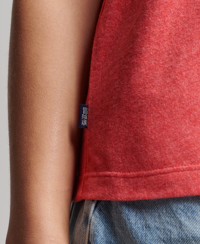 vest van biologisch katoen met vintage logo en borduursel in de kleur coral marl.
