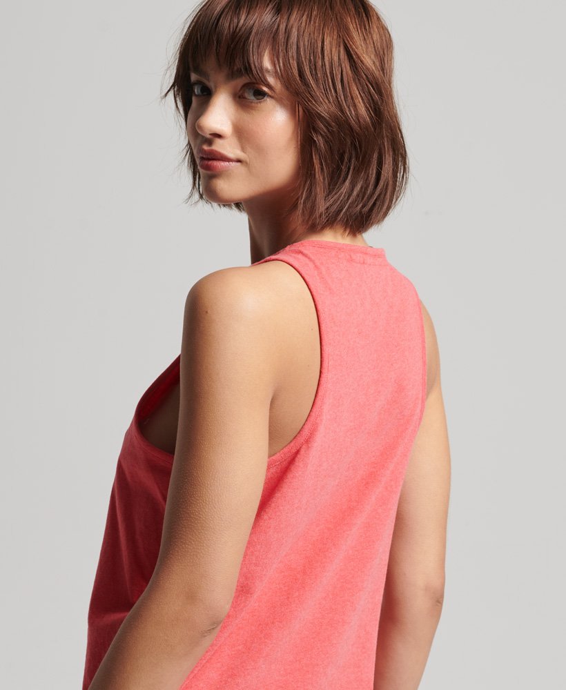 vest van biologisch katoen met vintage logo en borduursel in de kleur coral marl.