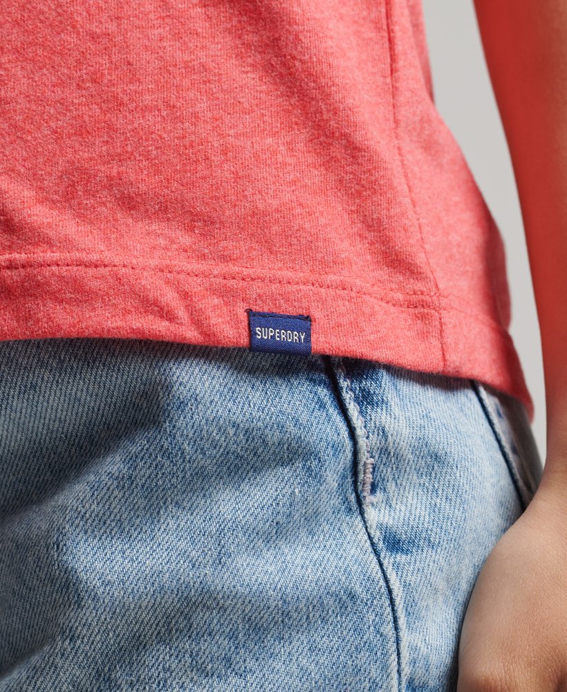 vest van biologisch katoen met vintage logo en borduursel in de kleur coral marl.