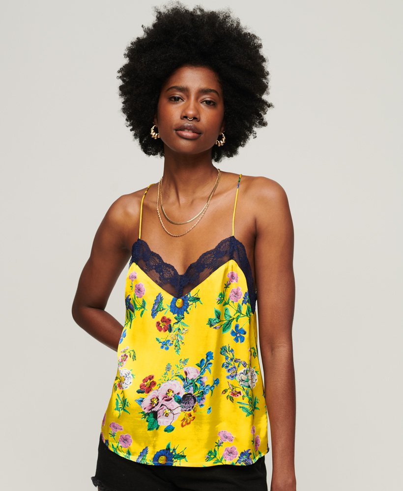 satijnen camisole met kanten rand in een felgele bloemenprint.