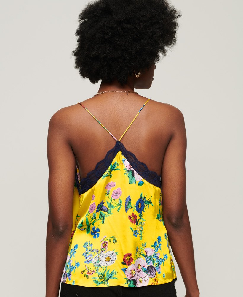satijnen camisole met kanten rand in een felgele bloemenprint.