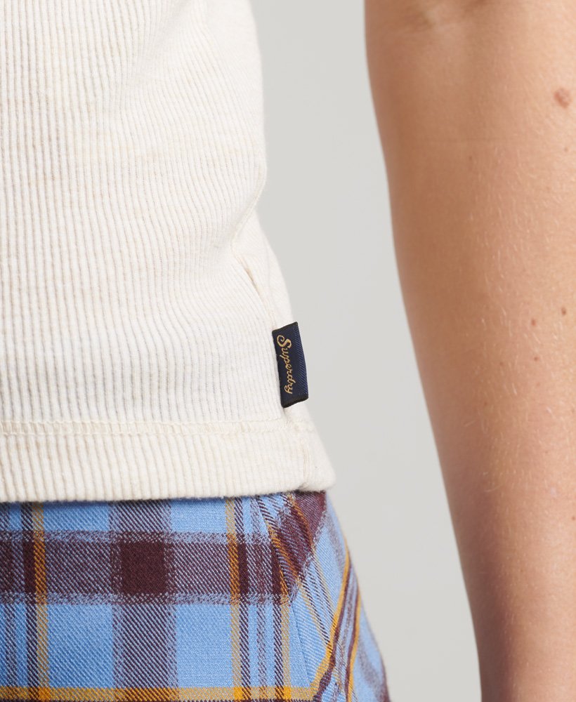 athletic essentials vesttop met kanten afwerking in havermoutkleur.