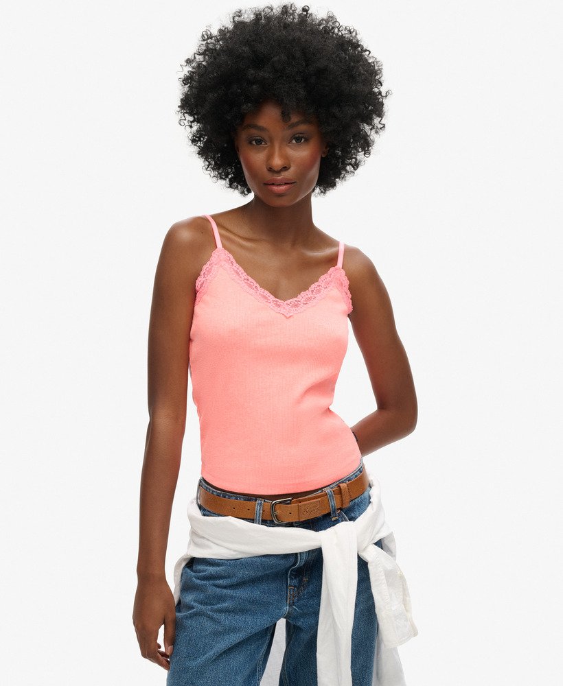 essentiële ribgebreide kanten camisole van biologisch katoen in pastel koraal.
