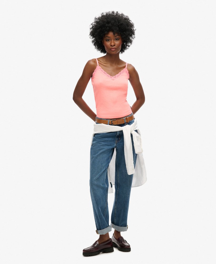 essentiële ribgebreide kanten camisole van biologisch katoen in pastel koraal.