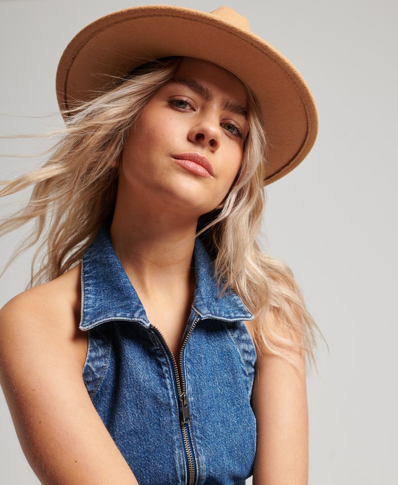 denim top met kraag en ritssluiting in een donkere wassing.