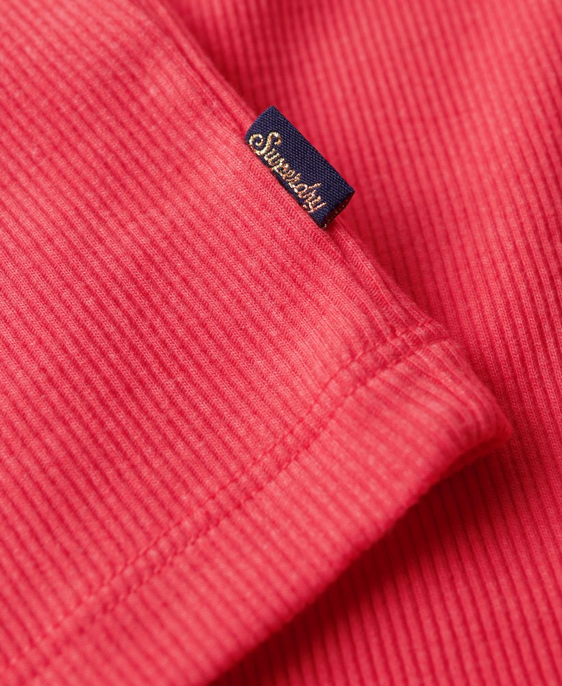 vintage vestje met kanten afwerking van athletic essentials in zomerse koraalrode kleur.