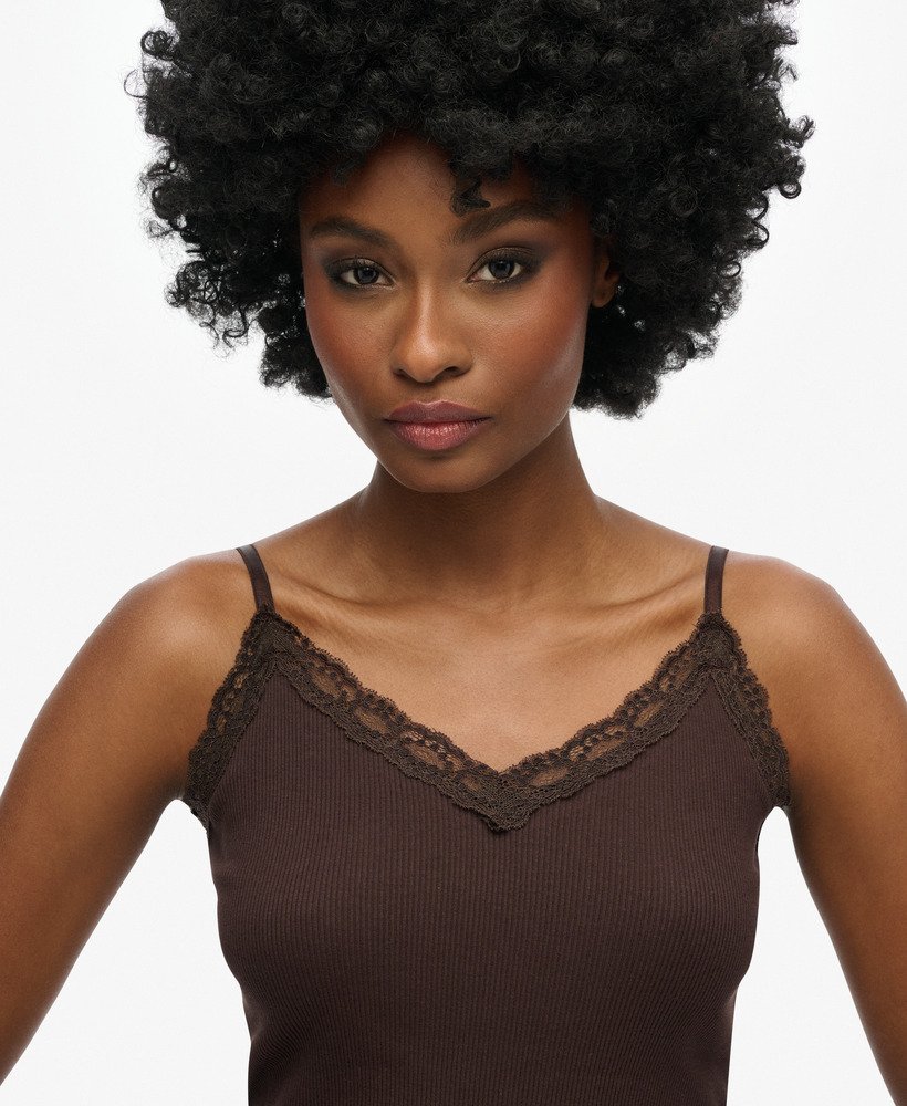 vintage camisole van biologisch katoen met ribboord en kanten afwerking in donkerbruin.