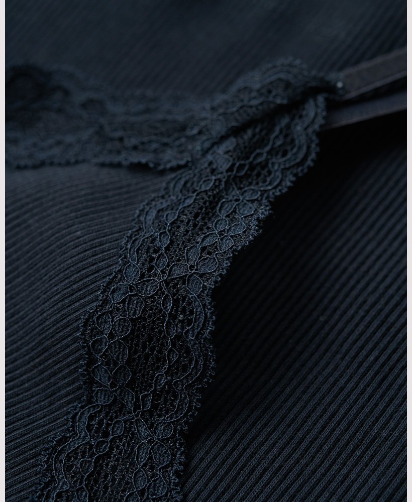 vintage camisole van biologisch katoen met ribboord en kanten afwerking in de kleur eclipse navy.