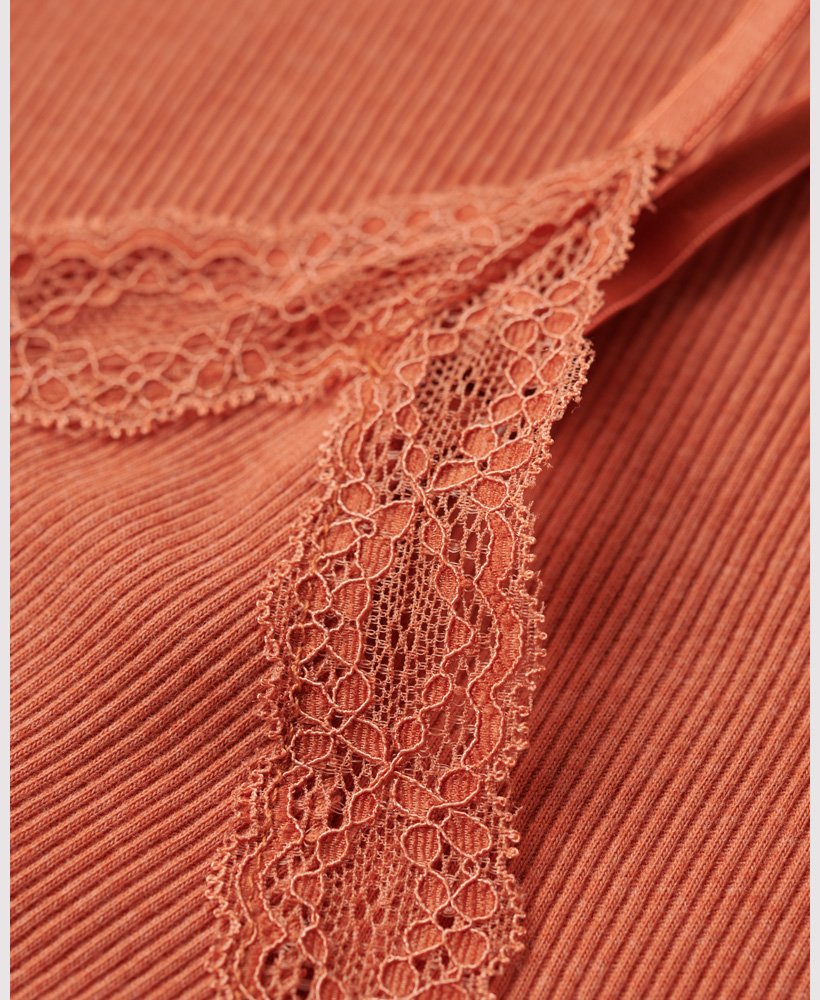 vintage cami top van biologisch katoen met ribboord en kanten afwerking in roestbruin gemêleerd.