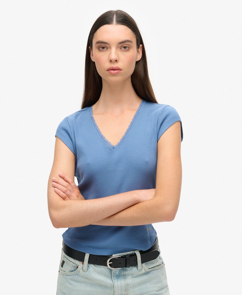 athletic essentials top met kanten afwerking en v-hals in wedgewood blue