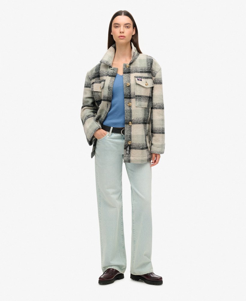 athletic essentials top met kanten afwerking en v-hals in wedgewood blue
