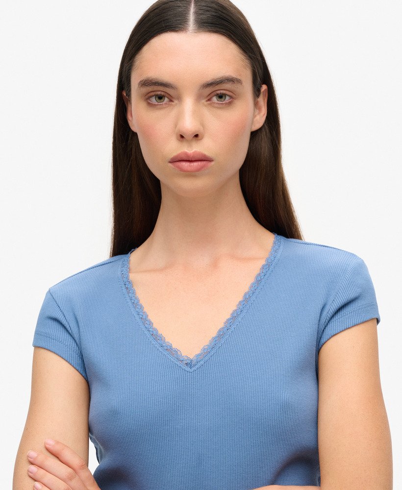 athletic essentials top met kanten afwerking en v-hals in wedgewood blue