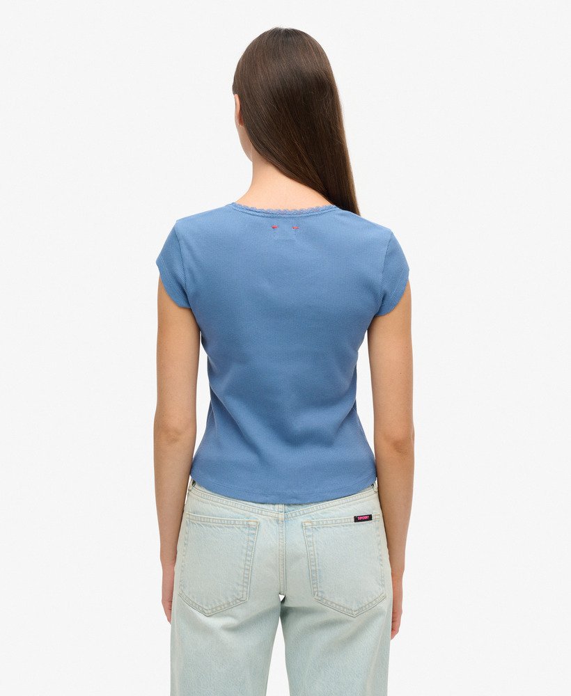 athletic essentials top met kanten afwerking en v-hals in wedgewood blue