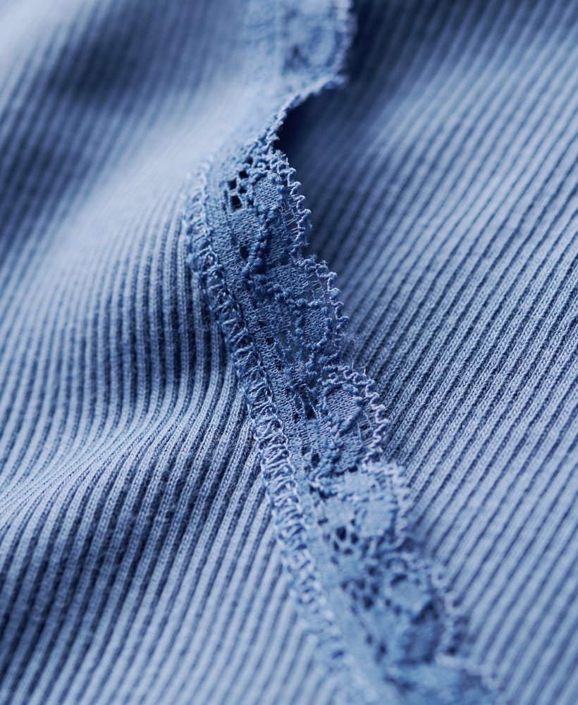 athletic essentials top met kanten afwerking en v-hals in wedgewood blue