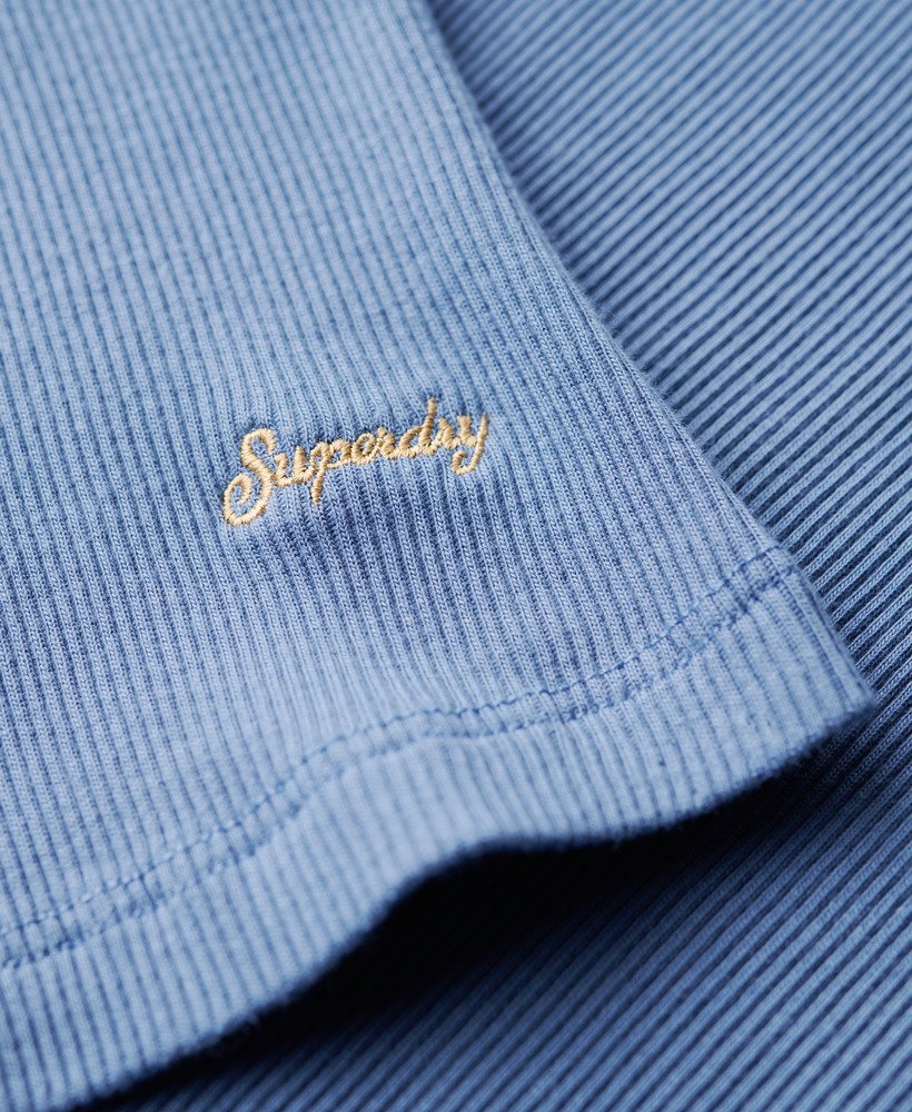 athletic essentials top met kanten afwerking en v-hals in wedgewood blue