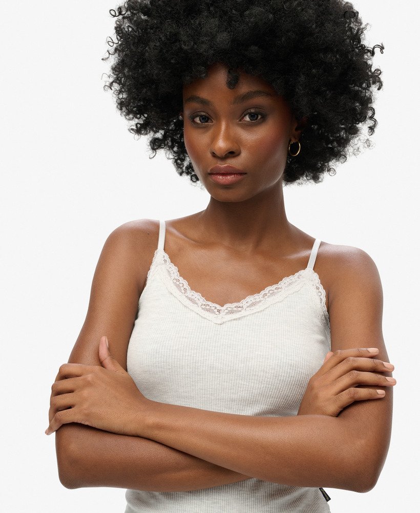 athletic essential cami top met kanten afwerking in licht gemêleerd ijs.