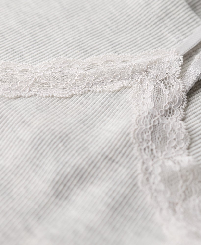 athletic essential cami top met kanten afwerking in licht gemêleerd ijs.