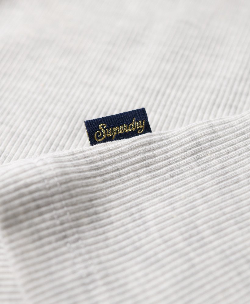 athletic essential cami top met kanten afwerking in licht gemêleerd ijs.
