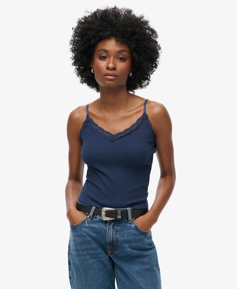essentiële sportieve camisole met kanten afwerking in een prachtige marineblauwe kleur.