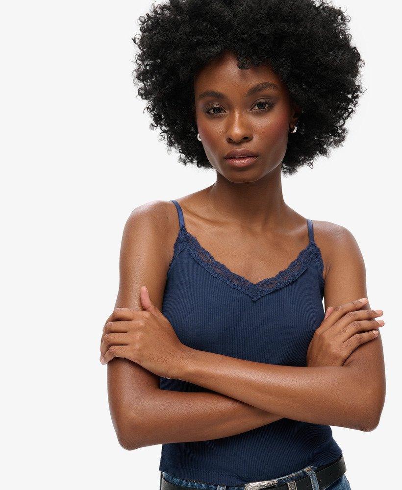 essentiële sportieve camisole met kanten afwerking in een prachtige marineblauwe kleur.