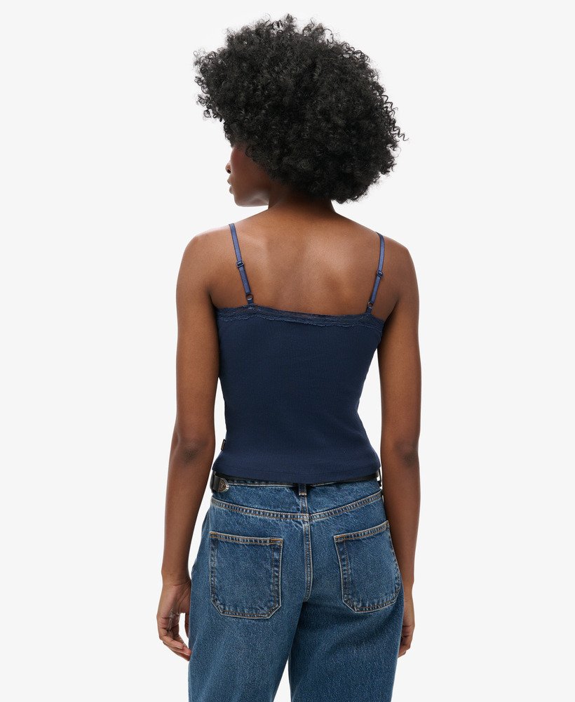 essentiële sportieve camisole met kanten afwerking in een prachtige marineblauwe kleur.