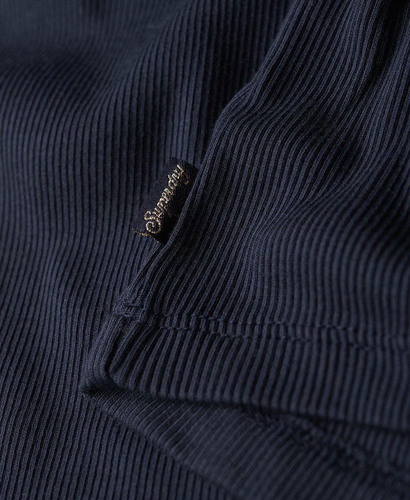 essentiële sportieve camisole met kanten afwerking in een prachtige marineblauwe kleur.