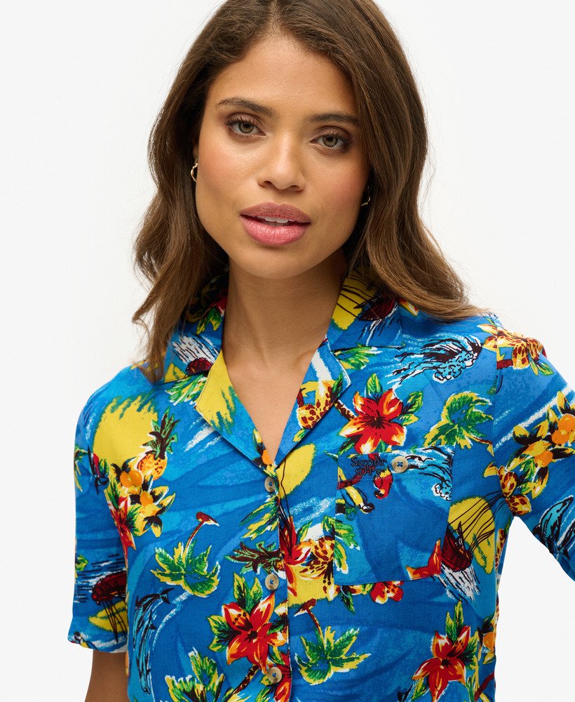 strandresort shirt in blauw met dolfijnmotief in de oceaan.