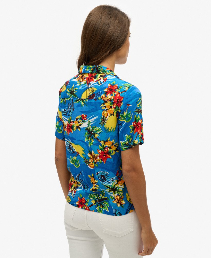 strandresort shirt in blauw met dolfijnmotief in de oceaan.