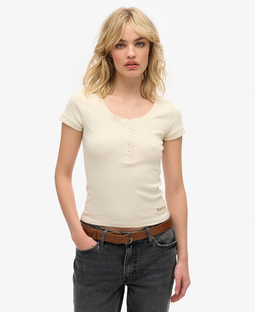 essentiële top met knoopsluiting en korte mouwen in de kleur turtledove cream.