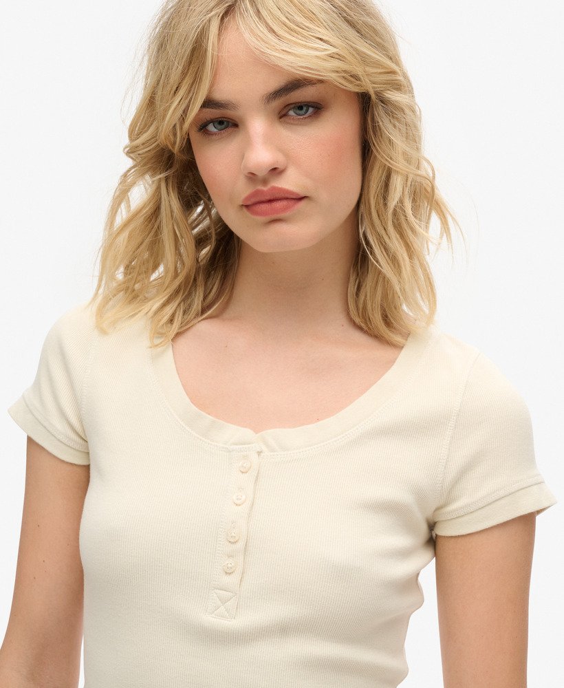 essentiële top met knoopsluiting en korte mouwen in de kleur turtledove cream.