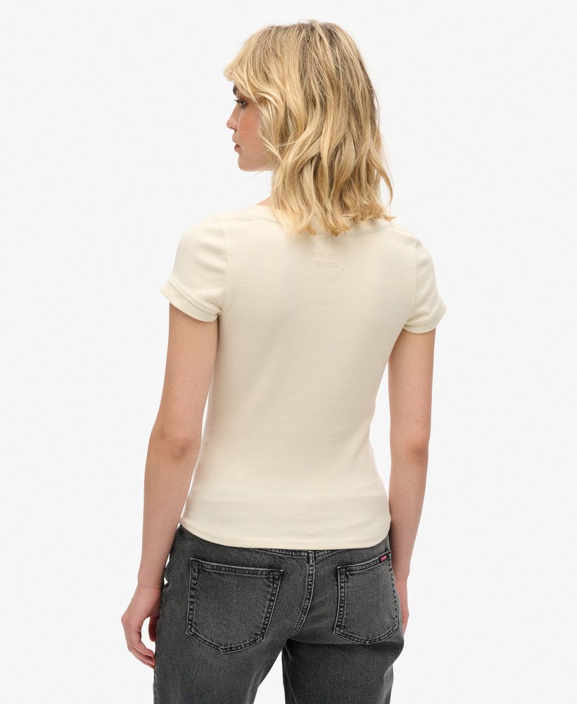 essentiële top met knoopsluiting en korte mouwen in de kleur turtledove cream.