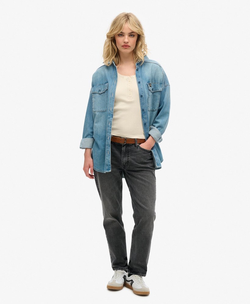 essentiële top met knoopsluiting en korte mouwen in de kleur turtledove cream.