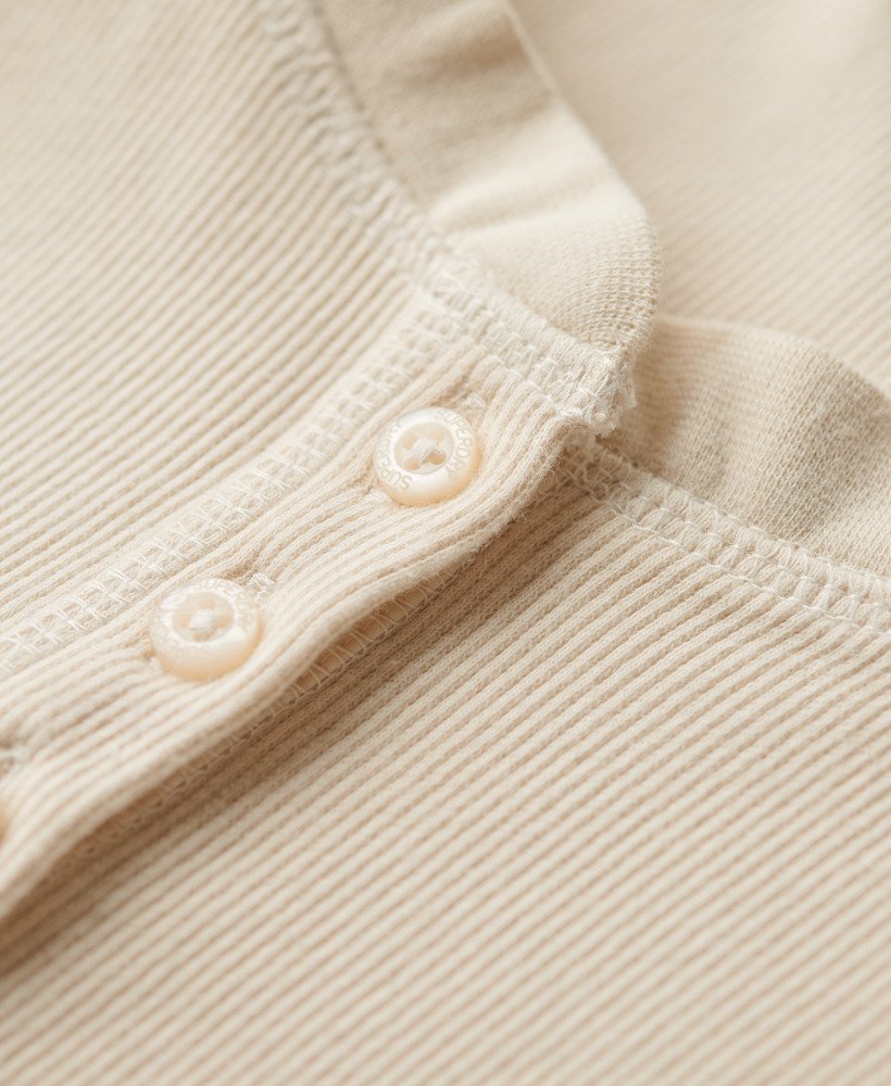 essentiële top met knoopsluiting en korte mouwen in de kleur turtledove cream.