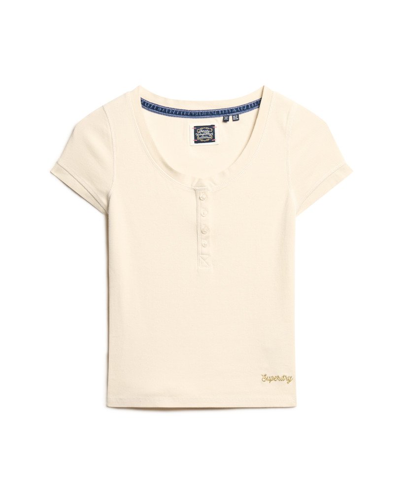 essentiële top met knoopsluiting en korte mouwen in de kleur turtledove cream.