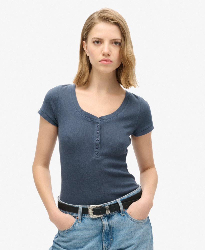 essentiële top met korte mouwen en knoopsluiting in marineblauw.