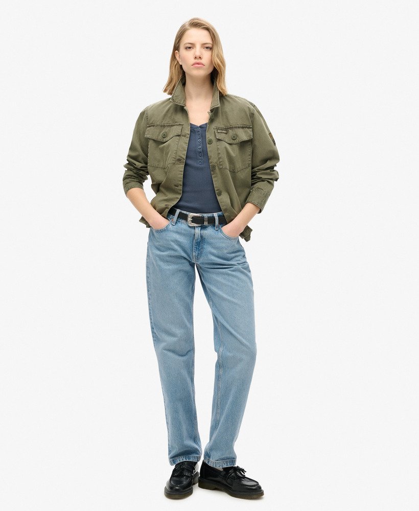 essentiële top met korte mouwen en knoopsluiting in marineblauw.