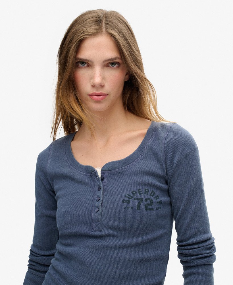 sportieve top met lange mouwen en knoopsluiting in marineblauw.