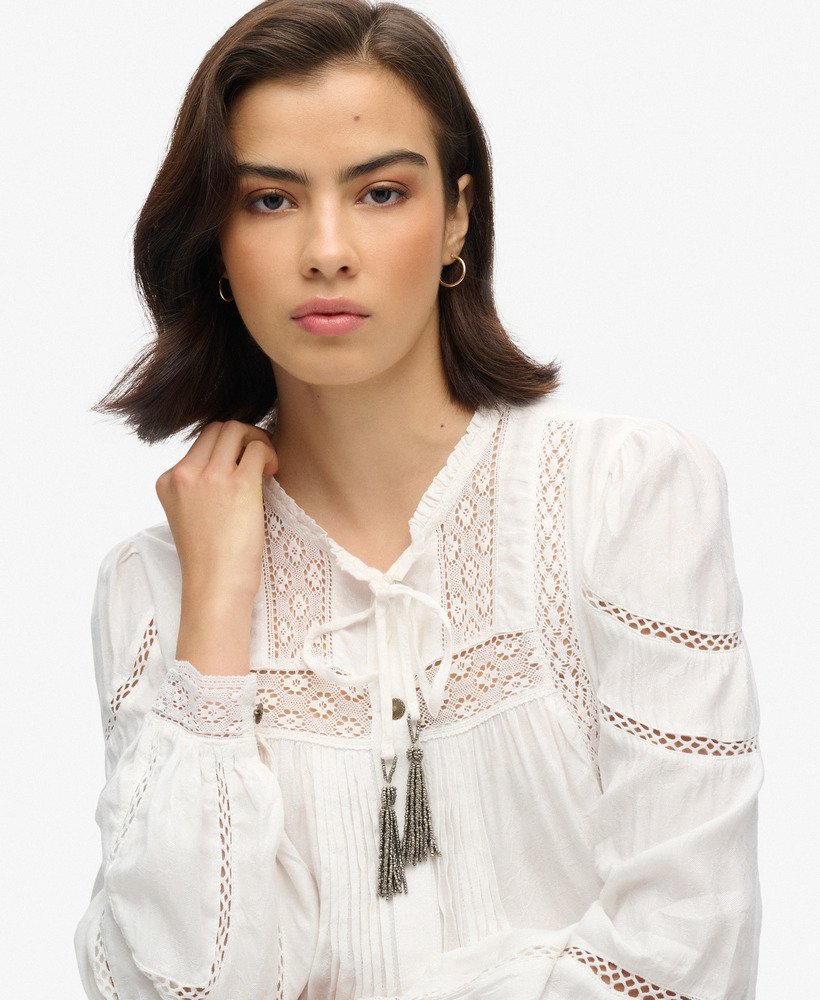 blouse met lange mouwen van geweven kant in gebroken wit.