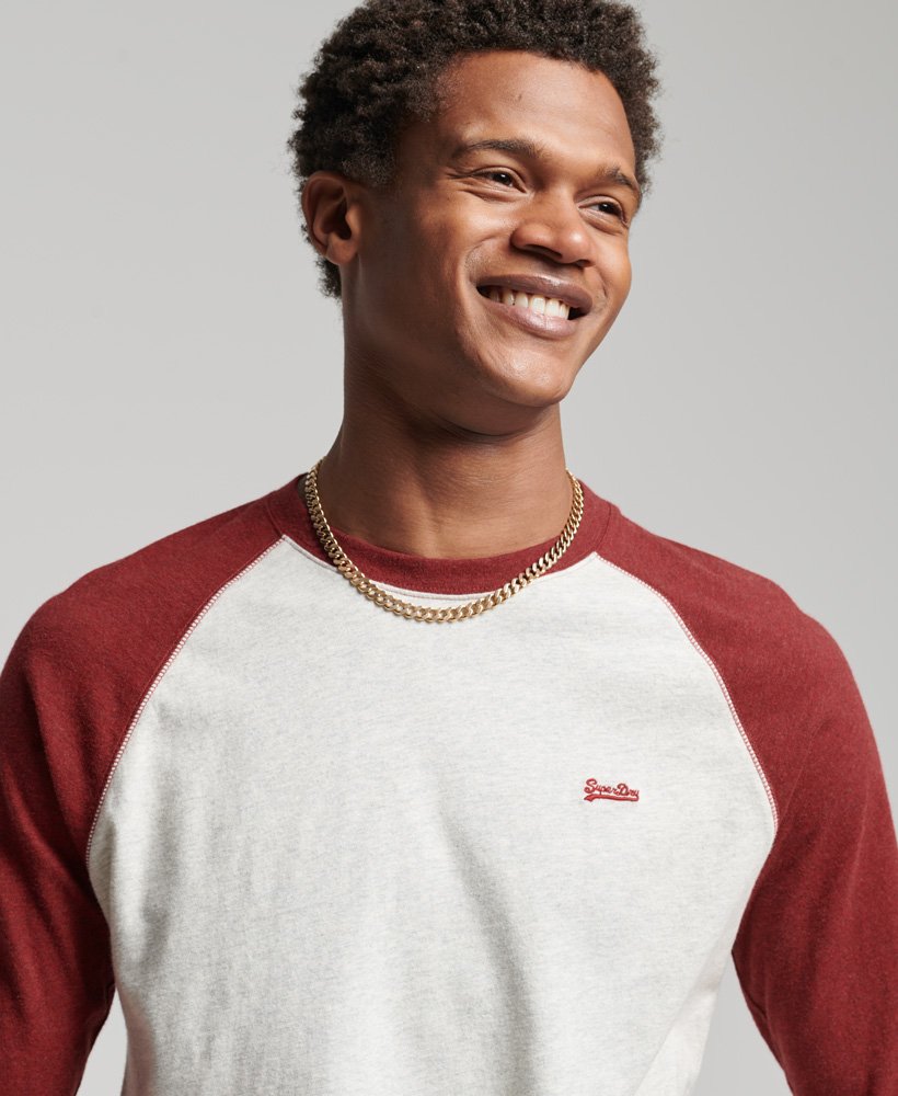 essential baseballshirt met lange mouwen van biologisch katoen in gebroken witrabarber gemêleerd.