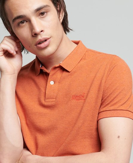 klassieke polo van biologisch katoen met piquéprint in roestbruin gemêleerde oranje kleur.