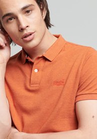 klassieke polo van biologisch katoen met piquéprint in roestbruin gemêleerde oranje kleur.