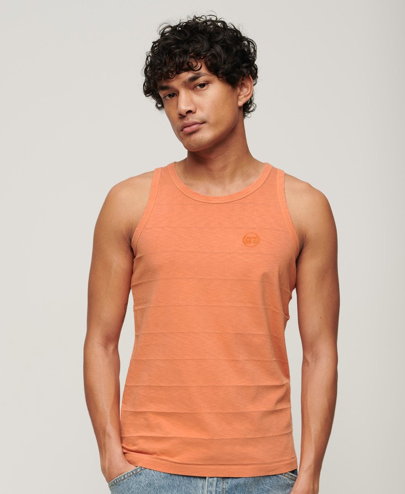 tanktop van biologisch katoen met vintage textuur in gerookt roestbruin.